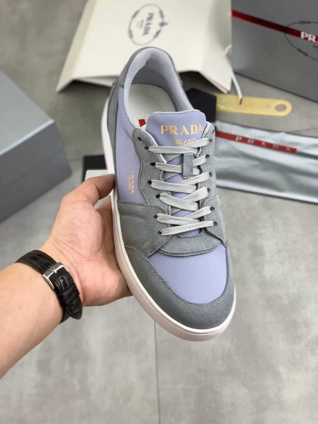 Men's shoes 💰P560💰[New model] The top version is available on the official website, 🆘 The trendy brand (Prada) mainly promotes the popular model, avant-garde and versatile fashionable men's shoes, private version mold opening, cowhide surface splicing 1:1.. Stylish and simple, original imported cowhide lining cowhide feet; the atmosphere and personality are more fashionable, eye-catching and pursuing class. It will subvert the old idea and be a must-have for fashionistas with you! Must keep it for yourself! Tall and comfortable, large and low, high-end quality workmanship. Official website’s new high-end outsole. Size: 38-45. Multiple colors available.